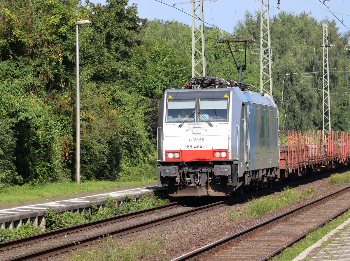 Lineas Locomotive 186 494-1 (91 80 6186 494-1 D-Rpool) Durchfahrt Gleis 1 Bahnhof Empel-Rees 02-09-2021.

Lineas locomotief 186 494-1 (91 80 6186 494-1 D-Rpool) doorkomst spoor 1 station Empel-Rees 02-09-2021.