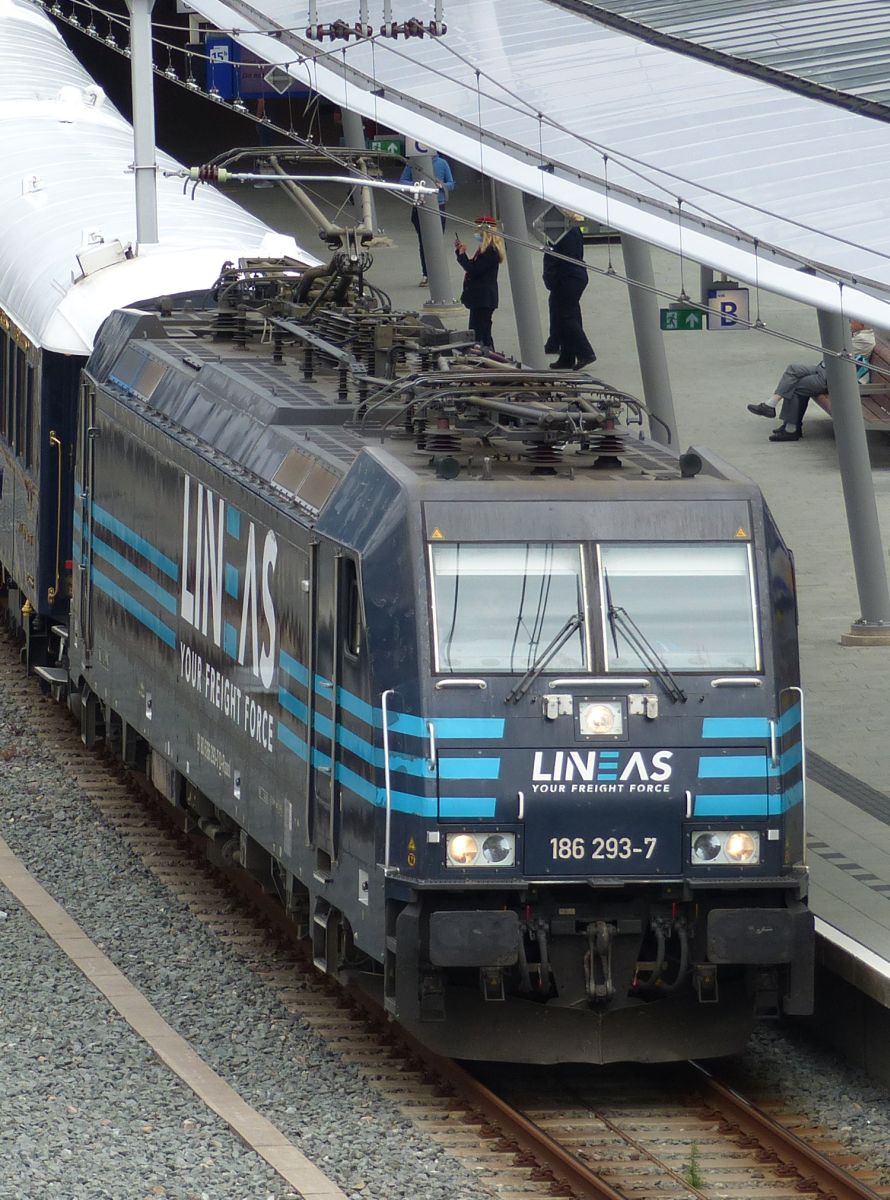 Lineas Lokomotive 186 293-7 (9180 6186 293-7 D-Rpool) mit Zug 19203 Venice Simplon-Orient-Express von Amsterdam Centraal nach Venezia Santa Lucia). Utrecht Centraal Station 24-06-2021.

Lineas locomotief 186 293-7 (9180 6186 293-7 D-Rpool) met trein 19203 Venice Simplon-Orient-Express van Amsterdam Centraal naar Venezia Santa Lucia. Utrecht CS 24-06-2021.