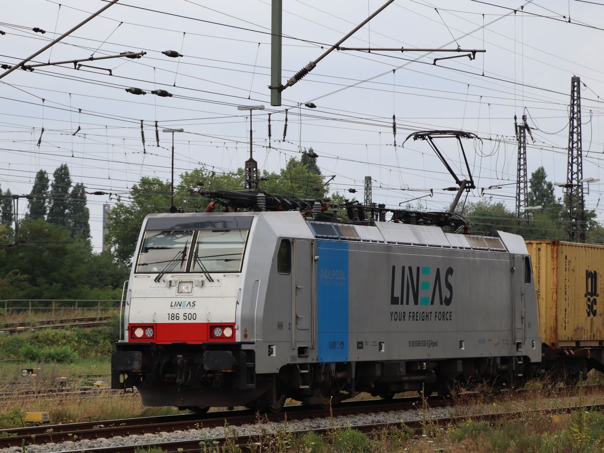 Lineas Lokomotive 186 500-5 (91 80 6186 500-5 D-Rpool) Gterbahnhof Oberhausen West 18-08-2022.

Lineas locomotief 186 500-5 (91 80 6186 500-5 D-Rpool) goederenstation Oberhausen West 18-08-2022.