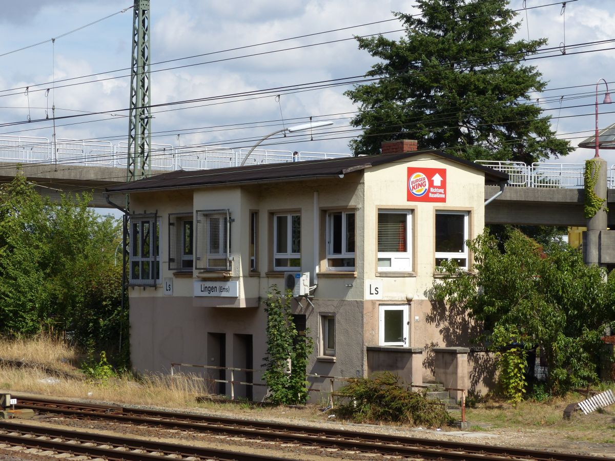 Lingen (Ems) stellwerk Ls. Bahnhof Lingen 17-08-2018.

Lingen (Ems) seinhuis Ls aan de zuidzijde van het station. Lingen 17-08-2018.