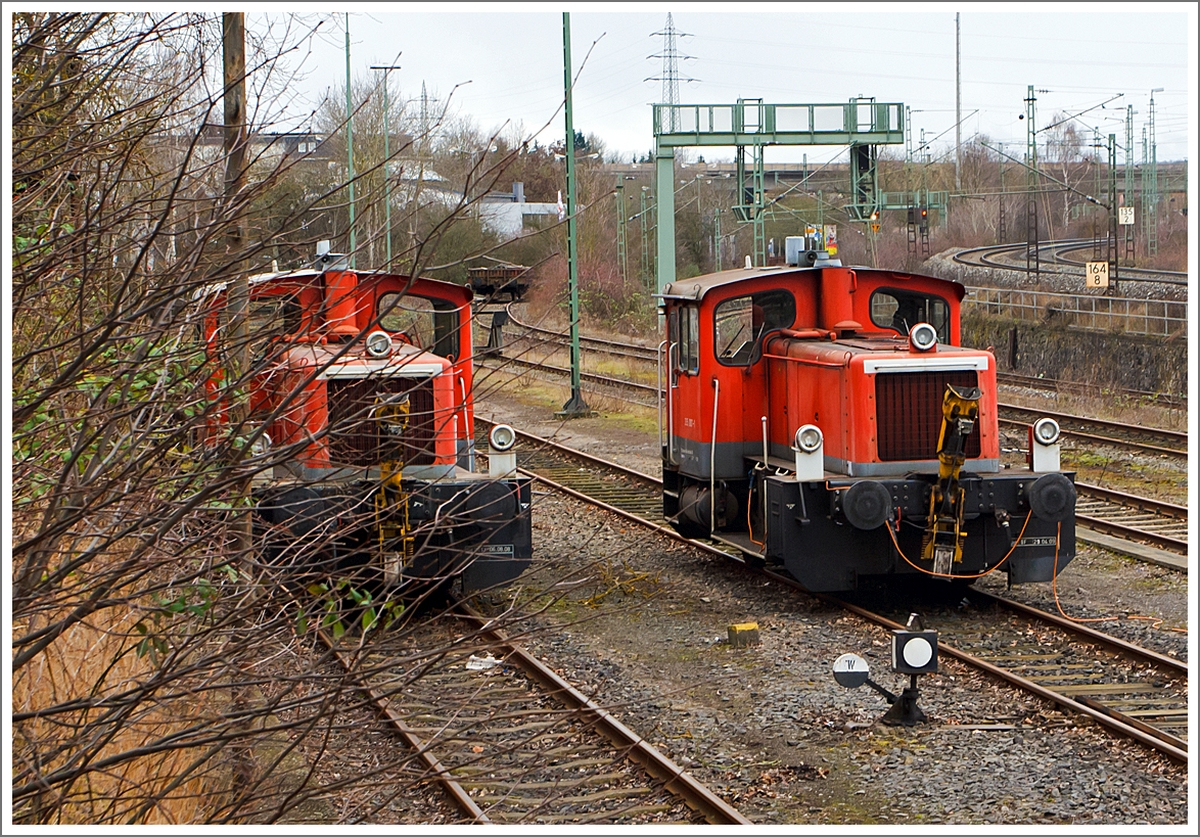 Links etwas verdeckt eine mir unbekannte 335er und rechts die bei Jung gebaute 335 007-1, ex DB 333 007-3, abgestellt am 15.02.2014 in Gießen.

Die 335 007-1 wurde 1968 bei Jung, Jungenthal bei Kirchen an der Sieg unter der Fabriknummer 14047  gebaut und als 333 007-3 an die DB - Deutsche Bundesbahn geliefert. 1989 erfolgte der Umbau auf Funkfernsteuerung und umbezeichnung in 335 007-1. Im Jahre 2007 bekam sie dann auch die NVR-Nummer 98 80 3335 007-1 D-DB.

Die Loks der BR 335 haben einen MWM-Motor vom Typ RHS 518A mit einer Dauerleistung von 177 kW (240 PS) und eine Höchstgeschwindigkeit von 45 km/h. Die Kraftübertragung erfolgt (wie bei allen BR 333 und 335) vom Motor über das hydraulische Wendegetriebe, über Gelenkwelle und zusätzliche Achsgetriebe.
Die Kraftübertragung über Gelenkwelle ist eine Weiterentwicklung Gmeinder aus dem Jahre 1965. 
Das ist auch der wesentliche Unterschied zu den BR 331 und 332, hier erfolgt die Kraftübertragung über Kette. 
