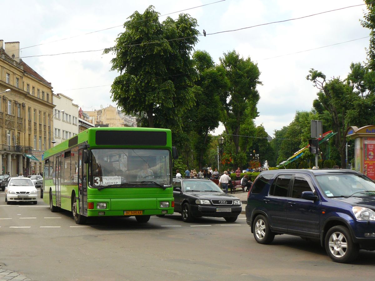 LKAP 1 (Львівське комунальне автотранспортне підприємство nr 1) MAN NL202 Bus Baujahr 1992. Prospekt Svobody, Lviv, Ukraine 24-05-2012.

LKAP 1 (Львівське комунальне автотранспортне підприємство nr 1) MAN NL202 bus bouwjaar 1992. Prospekt Svobody, Lviv, Oekraine 24-05-2012.