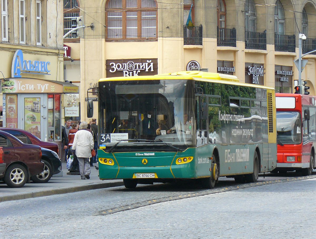 LKAP nr 1 (Львівське комунальне автотранспортне підприємство nr 1) LAZ CityLAZ 12 LF Bus Baujahr 2010. Prospekt Svobody, Lviv, Ukraine 28-05-2015.

LKAP nr 1 (Львівське комунальне автотранспортне підприємство nr 1) LAZ CityLAZ 12 LF bus bouwjaar 2010. Prospekt Svobody, Lviv, Oekrane 28-05-2015.