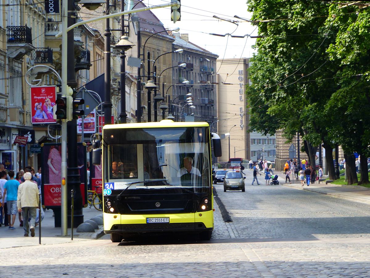 LKAP nr 1 (Львівське комунальне автотранспортне підприємство nr 1 ) Electron A18501 Bus Baujahr 2016. Prospekt Svobody, Lviv 04-06-2017.

LKAP nr 1 (Львівське комунальне автотранспортне підприємство nr 1 ) Electron A18501 bus bouwjaar 2016. Prospekt Svobody, Lviv 04-06-2017.