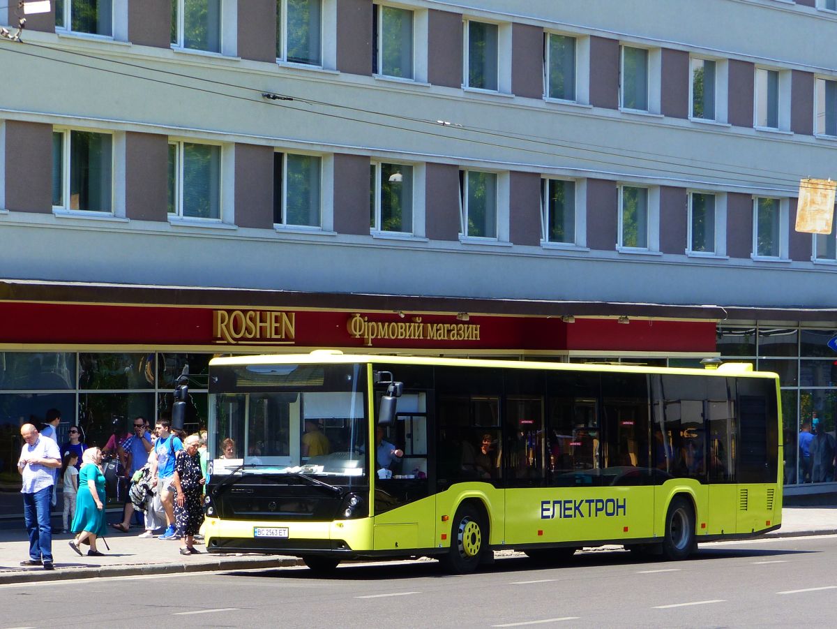 LKAP nr 1 (Львівське комунальне автотранспортне підприємство nr 1 ) Electron A18501 Bus Baujahr 2016. Prospekt Viacheslava Chornovola, Lviv 04-06-2017.

LKAP nr 1 (Львівське комунальне автотранспортне підприємство nr 1 ) Electron A18501 bus bouwjaar 2016. Prospekt Viacheslava Chornovola, Lviv 04-06-2017.