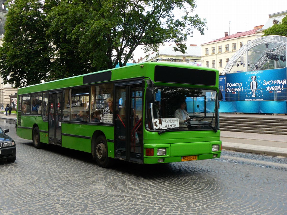 LKAP nr 1 (Львівське комунальне автотранспортне підприємство nr 1) MAN NL202 Bus Baujahr 1992. Prospekt Svobody, Lviv, Ukraine 25-05-2012.

LKAP nr 1 (Львівське комунальне автотранспортне підприємство nr 1) MAN NL202 bus bouwjaar 1992. Prospekt Svobody, Lviv, Oekraine 25-05-2012.