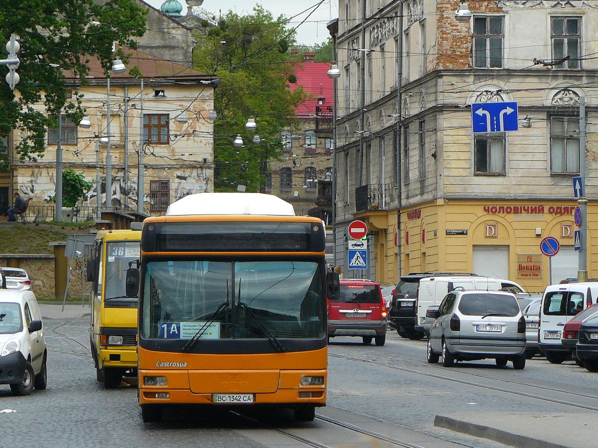 LKAP nr 1 (Львівське комунальне автотранспортне підприємство nr 1 ) MAN NL263F Castrosa CS40 City II Bus Baujahr 1999 ex-Oliveras S.A. (group Baixbus), Barcelona, Spanien. Knyazya Yaroslava Osmomysla Platz, Lviv, Ukraine 11-05-2014.

LKAP nr 1 (Львівське комунальне автотранспортне підприємство nr 1 ) MAN NL263F Castrosa CS40 City II bus bouwjaar 1999 ex-Oliveras S.A. (group Baixbus), Barcelona, Spanje. Knyazya Yaroslava Osmomysla plein, Lviv, Oekrane 11-05-2014.