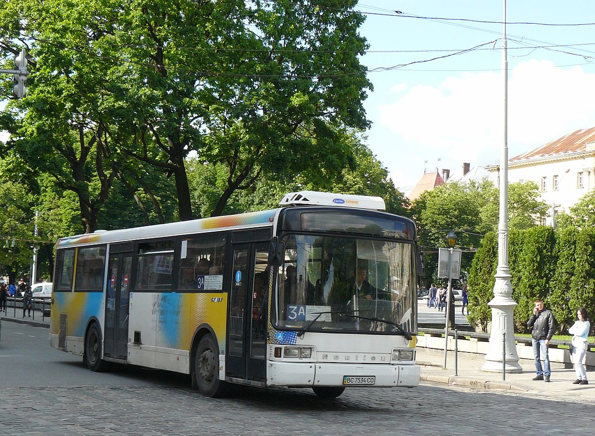 LKAP nr1 (Львівське комунальне автотранспортне підприємство nr 1) Heuliez GX 107 Bus ex-Rgie des Transports de Marseille (RTM) Baujahr 1996. Prospekt Svobody, Lviv, Ukraine 28-05-2015.

LKAP nr1 (Львівське комунальне автотранспортне підприємство nr 1) Heuliez GX 107 bus ex-Rgie des Transports de Marseille (RTM) bouwjaar 1996. Prospekt Svobody, Lviv, Oekrane 28-05-2015.