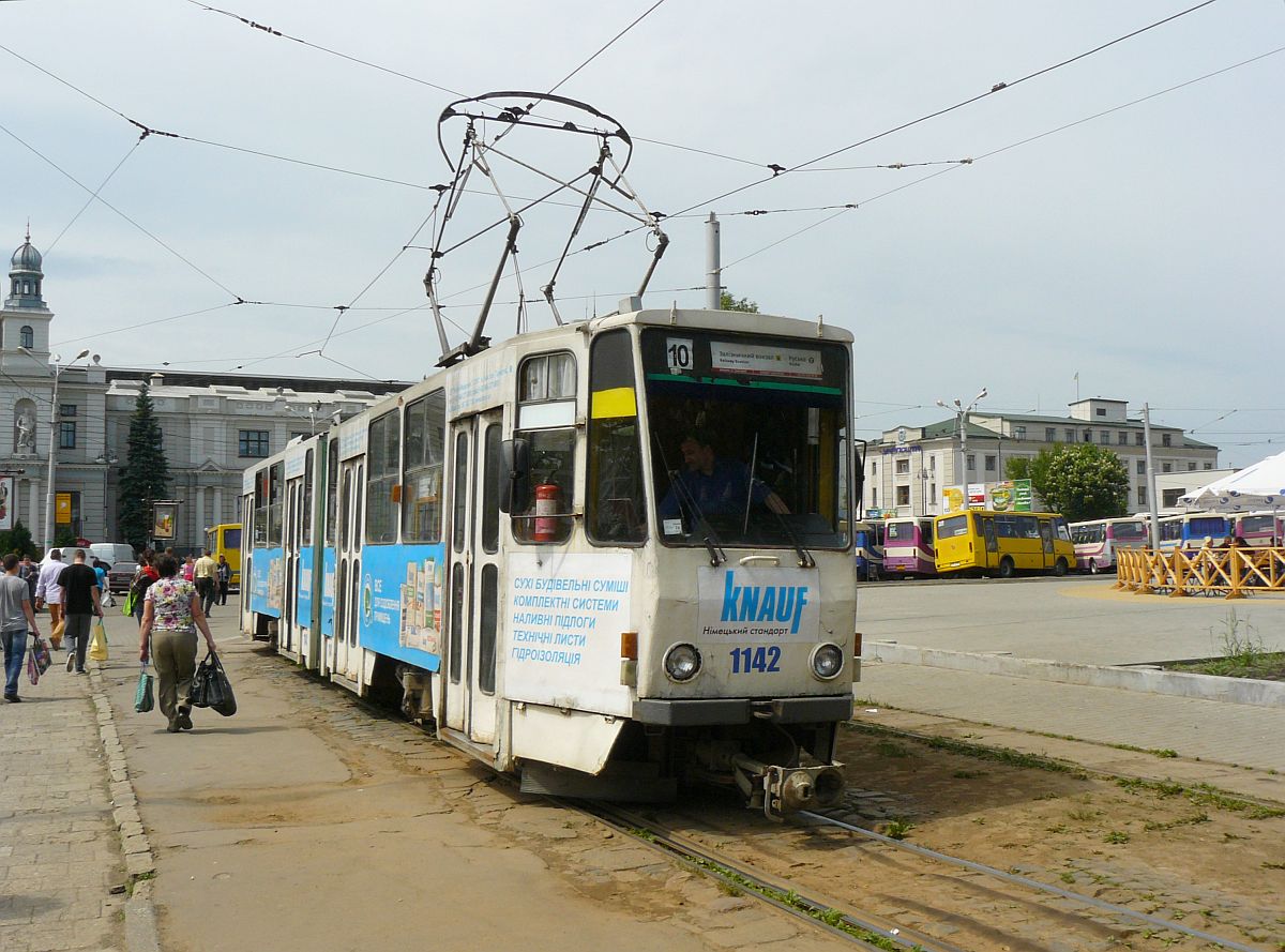 LKP (Львівське комунальне підприємство) LET (Lviv Elektro Trans) TW 1142 Tatra KT4SU Baujahr 1988. Chernivetskastrasse, Lviv, Ukraine 20-05-2015.

LKP (Львівське комунальне підприємство) LET (Lviv Elektro Trans) tram 1142 Tatra KT4SU bouwjaar 1988. Voor het station van Lviv. Chernivetskastraat, Lviv, Oekrane 20-05-2015.