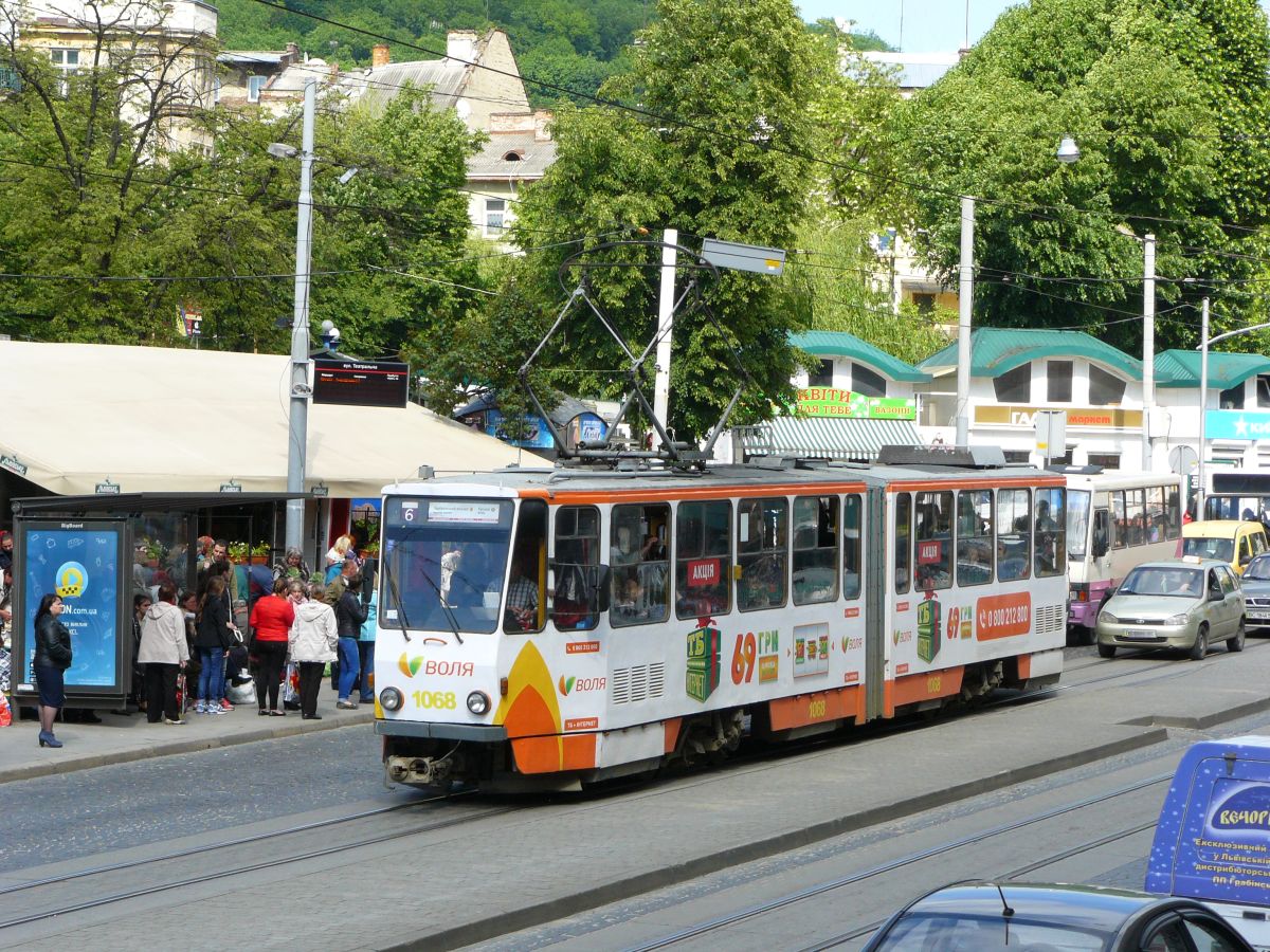 LKP (Львівське комунальне підприємство) LET (Lviv Elektro Trans) TW 1068 Tatra KT4SU Baujahr 1984. Torhova Strasse, Lviv, Ukraine 28-05-2015.

LKP (Львівське комунальне підприємство) LET (Lviv Elektro Trans) tram 1068 Tatra KT4SU bouwjaar 1984. Torhova straat, Lviv, Oekrane 28-05-2015.