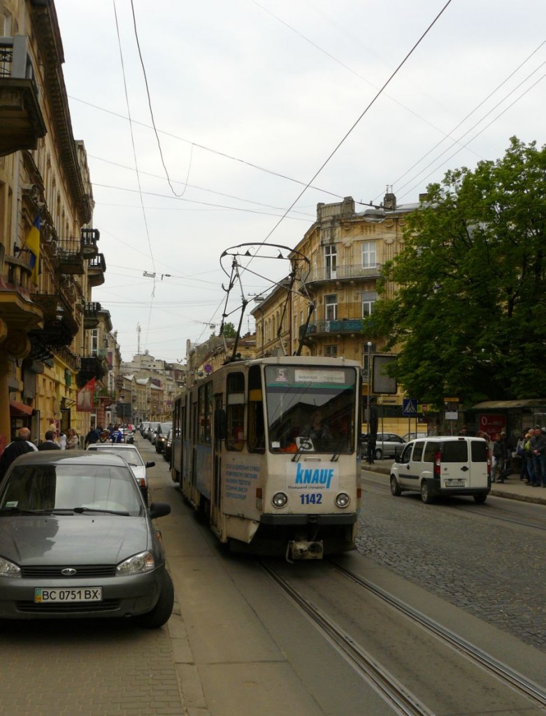 LKP (Львівське комунальне підприємство) LET (Lviv Elektro Trans) TW 1142 Tatra KT4SU Baujahr 1988. Soborna Platz, Lviv, Ukraine 08-05-2014.

LKP (Львівське комунальне підприємство) LET (Lviv Elektro Trans) tram 1142 Tatra KT4SU bouwjaar 1988. Soborna plein, Lviv, Oekrane 08-05-2014.