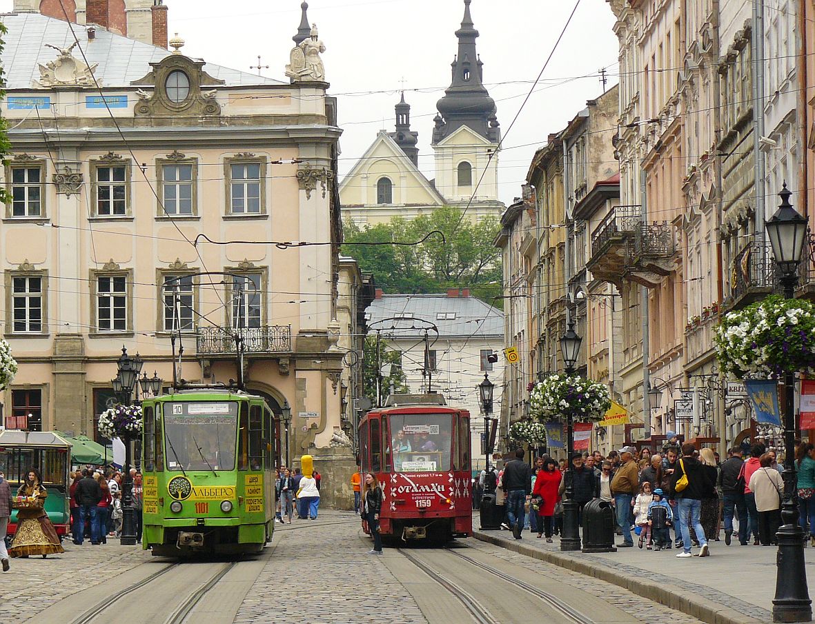 LKP (Львівське комунальне підприємство) LET (Lviv Elektro Trans) TW 1101 Tatra KT4SU Baujahr 1986 und 1159 Tatra KT4SU Baujahr 1981. Rynok Platz Lviv, Ukraine 24-05-2015.


LKP (Львівське комунальне підприємство) LET (Lviv Elektro Trans) tram 1101 Tatra KT4SU bouwjaar 1986 en 1159 Tatra KT4SU bouwjaar 1981. Rynok plein Lviv, Oekrane 24-05-2015.