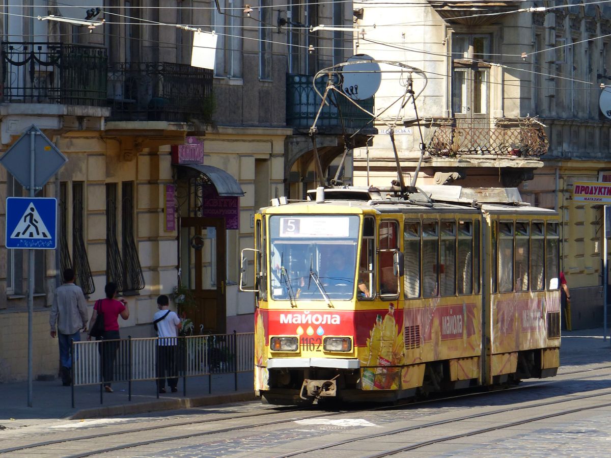 LKP (Львівське комунальне підприємство) LET (Lviv Elektro Trans) TW 1162 Tatra KT4D Baujahr 1987. Ex-GVB Gera Fahrzeug 332. Zamarstynivska Strasse, Lviv 08-09-2016.