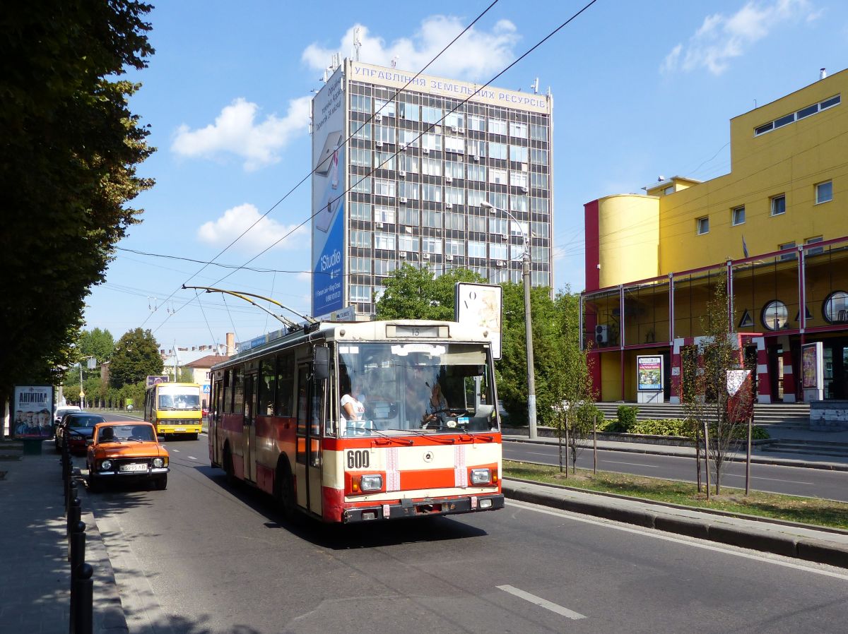 LKP (Львівське комунальне підприємство) LET (Lviv Elektro Trans) O-Bus 600 koda 14Tr07 Baujahr 1986 ex-3194 von DPMB aus Brno, Tschechien. Prospekt Vyacheslava Chernovola Lviv, Ukraine 04-09-2016.

LKP (Львівське комунальне підприємство) LET (Lviv Elektro Trans) trolleybus 600 koda 14Tr07 bouwjaar 1986 ex-3194 van DPMB uit Brno, Tsjechi. Prospekt Vyacheslava Chernovola Lviv 04-09-2016.