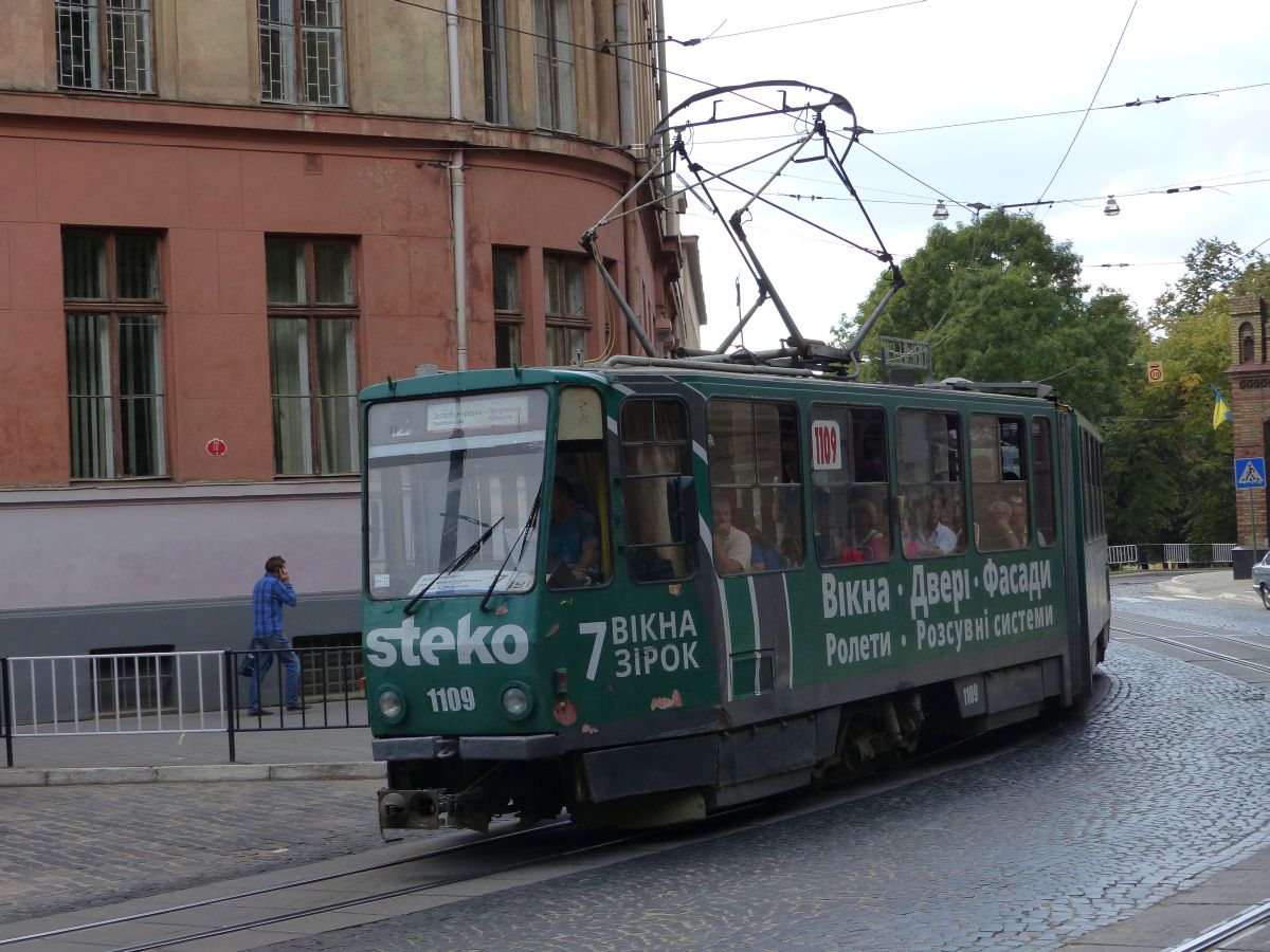 LKP (Львівське комунальне підприємство) LET (Lviv Elektro Trans) Tw 1109 Tatra KT4SU Baujahr 1987. Pidvalna Strasse, Lviv, Ukraine 30-08-2016.

LKP (Львівське комунальне підприємство) LET (Lviv Elektro Trans) tram 1109 Tatra KT4SU bouwjaar 1987. Pidvalna straat, Lviv, Oekrane 30-08-2016.