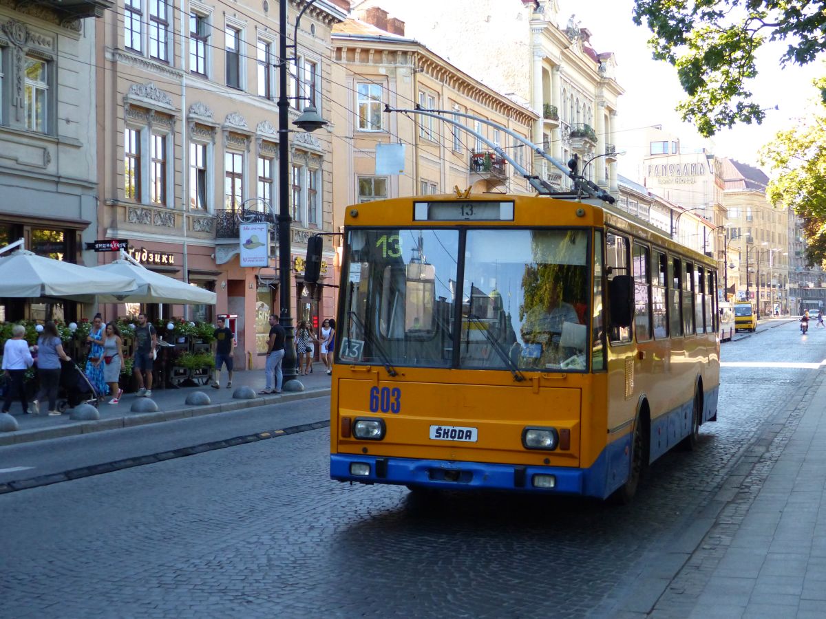 LKP (Львівське комунальне підприємство) LET (Lviv Elektro Trans) O-Bus 603 koda 14Tr11/6 Baujahr 1991. Prospekt Svobody, Lviv, Ukraine 27-08-2016.


LKP (Львівське комунальне підприємство) LET (Lviv Elektro Trans) trolleybus 603 koda 14Tr11/6 bouwjaar 1991. Prospekt Svobody, Lviv, Oekrane 27-08-2016.