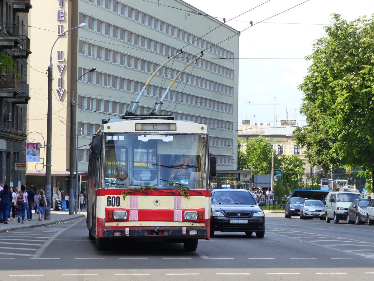 LKP (Львівське комунальне підприємство) LET (Lviv Elektro Trans) O-Bus 600 koda 14Tr07 Baujahr 1986 ex-3194 DPMB Brno, Tschechien. Prospekt Vyacheslava Chernovola, Lviv, Ukraine 04-06-2017.

LKP (Львівське комунальне підприємство) LET (Lviv Elektro Trans) trolleybus 600 koda 14Tr07 bouwjaar 1986 ex-3194 van DPMB uit Brno, Tsjechi. Prospekt Vyacheslava Chernovola, Lviv 04-06-2017.