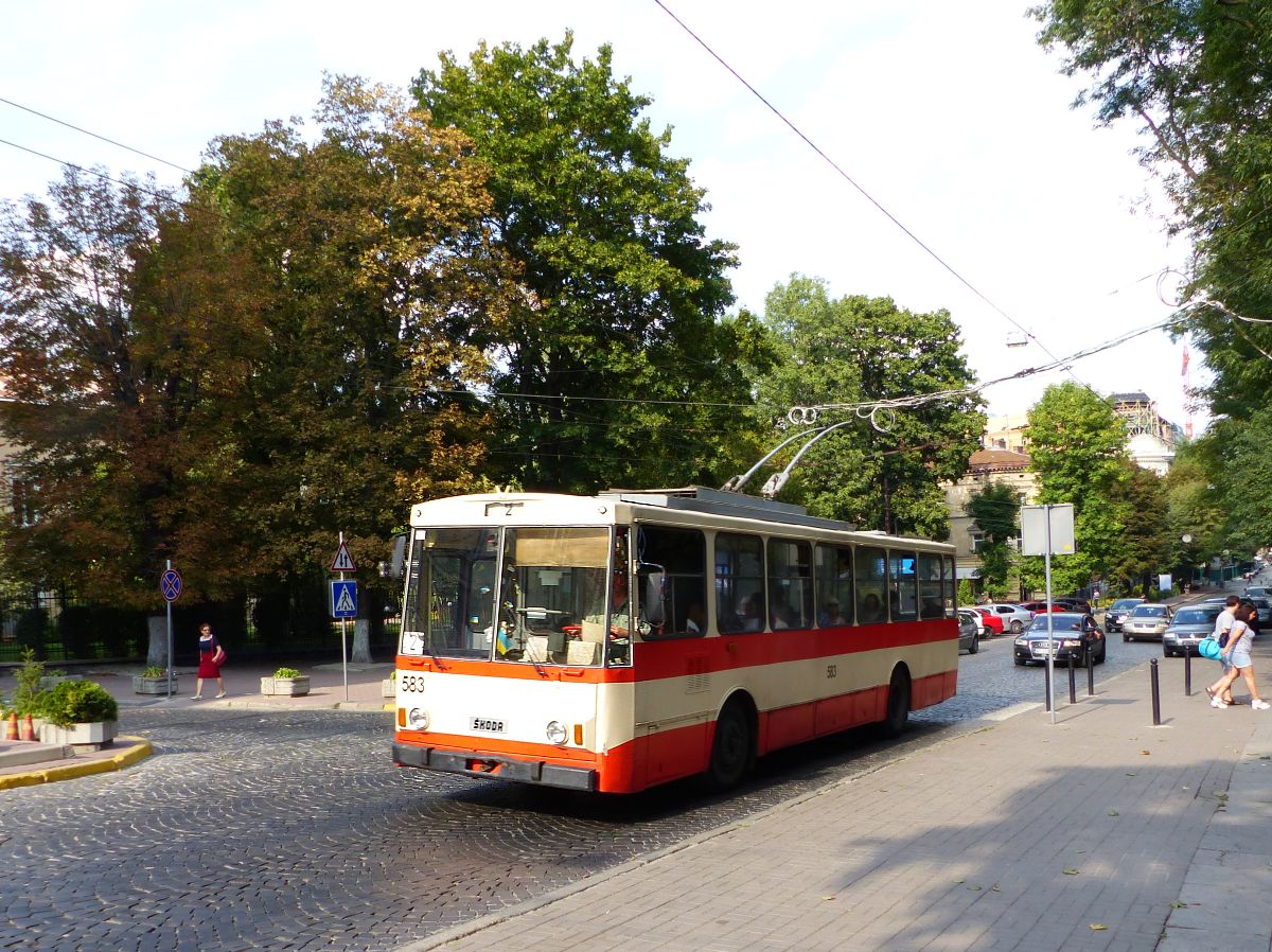 LKP (Львівське комунальне підприємство) LET O-Bus 583 koda 14Tr11/6 Baujahr 1990. Lystopadovoho Chynu Strasse, Lviv, Ukraine 04-09-2016.

LKP (Львівське комунальне підприємство) LET trolleybus 583 koda 14Tr11/6 bouwjaar 1990. Lystopadovoho Chynu straat, Lviv, Oekrane 04-09-2016.