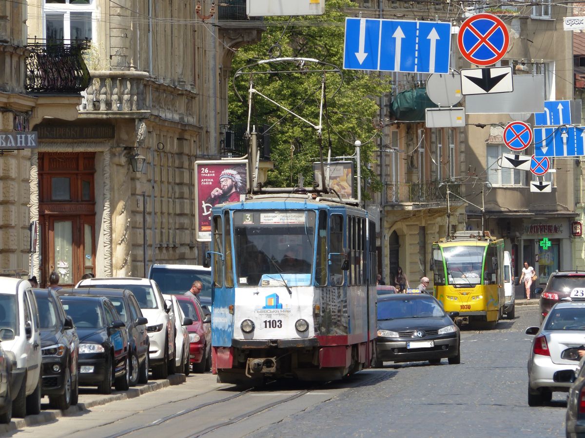 LKP (Львівське комунальне підприємство) LET (Lviv Elektro Trans) Strassenbahnfahrzeug 1103 Tatra KT4SU Baujahr 1986. Ivana Franka Strasse, Lviv 31-05-2018.

LKP (Львівське комунальне підприємство) LET (Lviv Elektro Trans) tram 1103 Tatra KT4SU bouwjaar 1986. Ivana Franka straat, Lviv 31-05-2018.