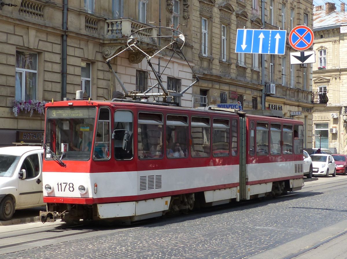 LKP (Львівське комунальне підприємство) LET (Lviv Elektro Trans) Strassenbahn 1178 Tatra KT4D Baujhr 1987. Ex 528 van EVAG Erfurt, Deutschland. Ivana Franka Strasse, Lviv 31-05-2018.

LKP (Львівське комунальне підприємство) LET (Lviv Elektro Trans) tram 1178 Tatra KT4D bouwjaar 1987 ex 528 EVAG Erfurt, Duitsland. Ivana Franka straat, Lviv 31-05-2018.