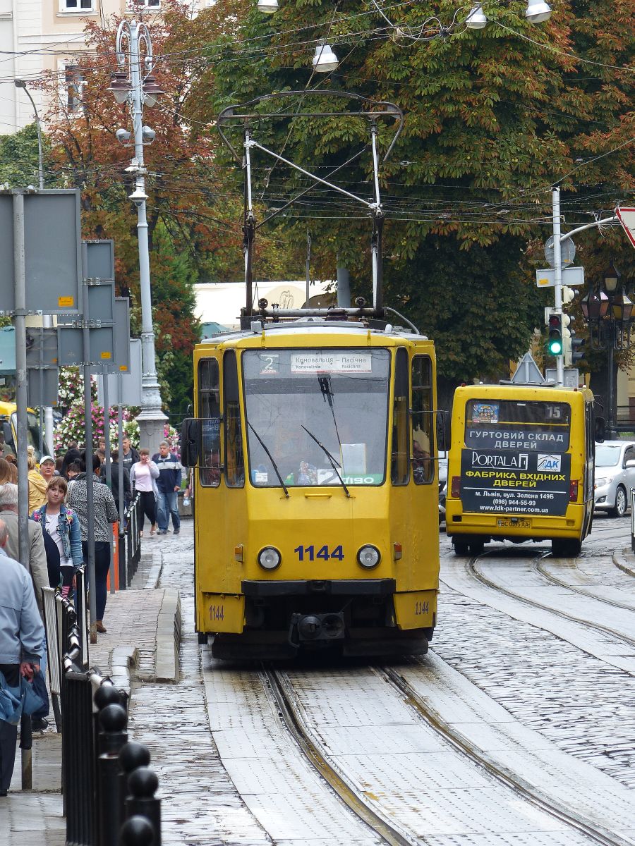 LKP (Львівське комунальне підприємство) LET (Lviv Elektro Trans) Strassenbahn 1144 Tatra KT4SU Baujahr 1988. Petra Doroshenka Strasse, Lviv 03-09-2019.

LKP (Львівське комунальне підприємство) LET (Lviv Elektro Trans) tram 1144 Tatra KT4SU bouwjaar 1988. Petra Doroshenka straat, Lviv 03-09-2019.