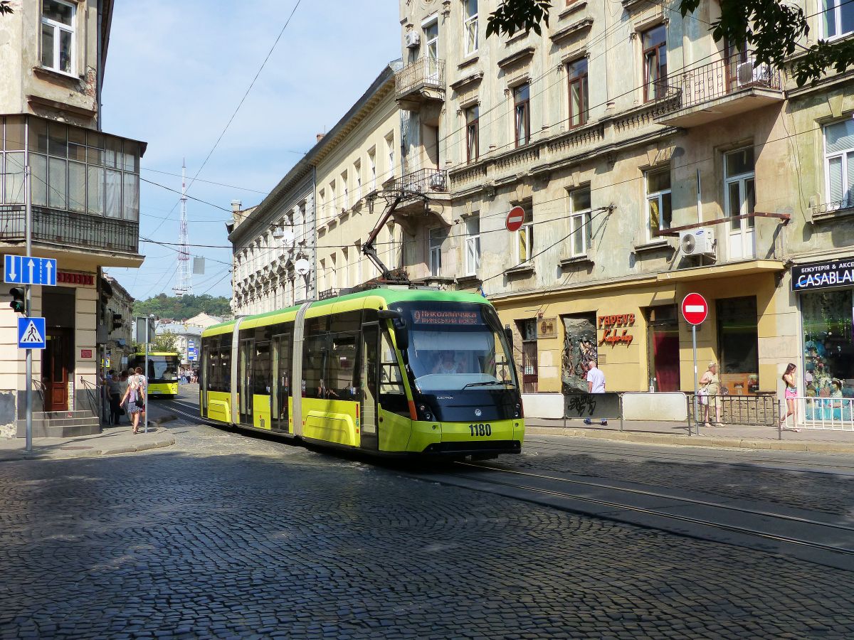 LKP (Львівське комунальне підприємство) LET (Lviv Elektro Trans) Strasenbahn 1180 Elektron T3L44 Baujahr 2014. Ivana Franka strasse, Lviv 29-08-2019.

LKP (Львівське комунальне підприємство) LET (Lviv Elektro Trans) tram 1180 Elektron T3L44 bouwjaar 2014. Ivana Franka straat, Lviv 29-08-2019.