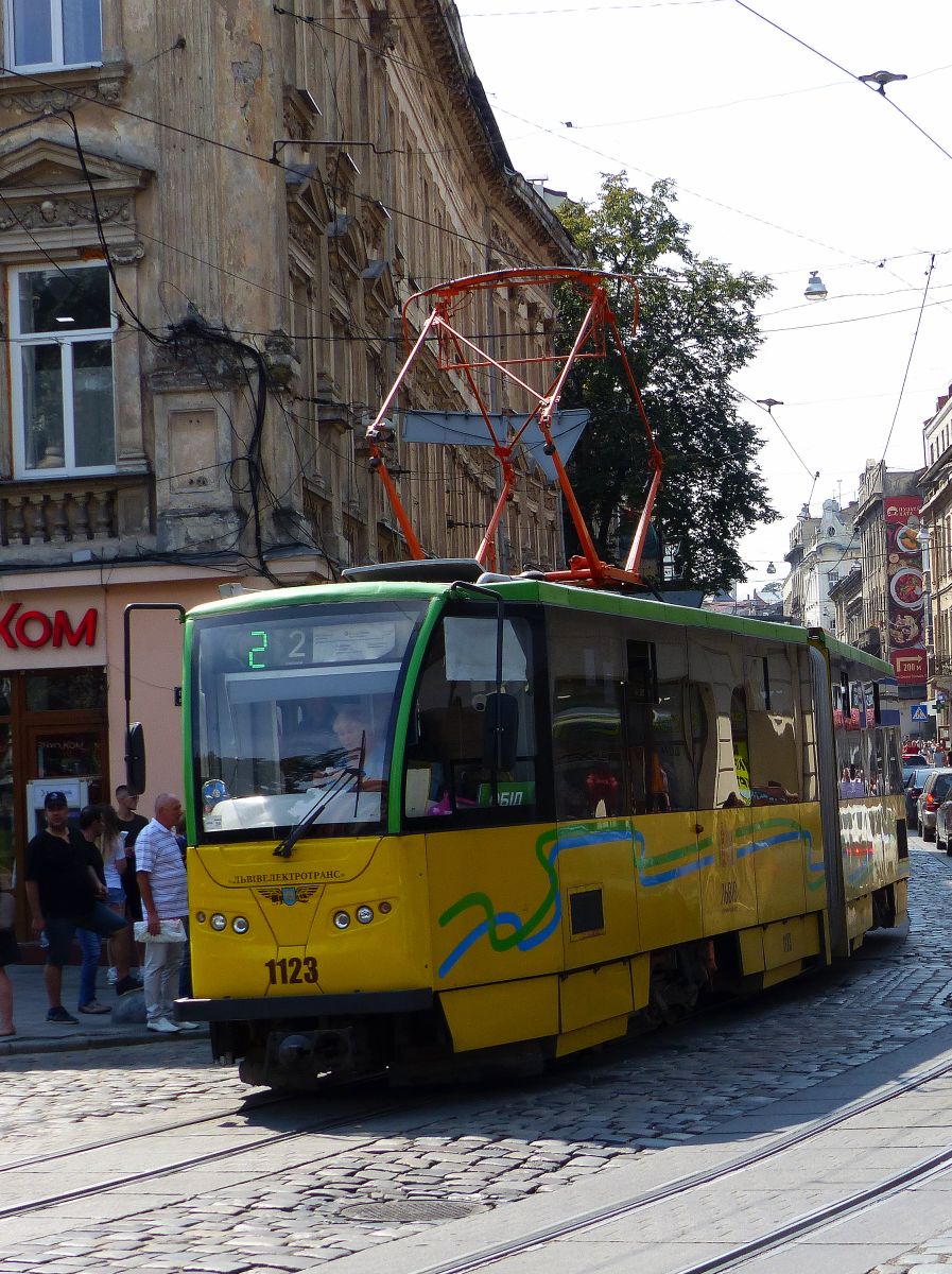 LKP (Львівське комунальне підприємство) LET (Lviv Elektro Trans) Strassenbahn 1123 Tatra KT4SU Baujahr 1988. Prospekt Svobody, Lemberg, Ukraine 29-08-2019.

LKP (Львівське комунальне підприємство) LET (Lviv Elektro Trans) tram 1123 Tatra KT4SU bouwjaar 1988 gemoderniseerd. Prospekt Svobody, Lviv, Oekrane 29-08-2019.