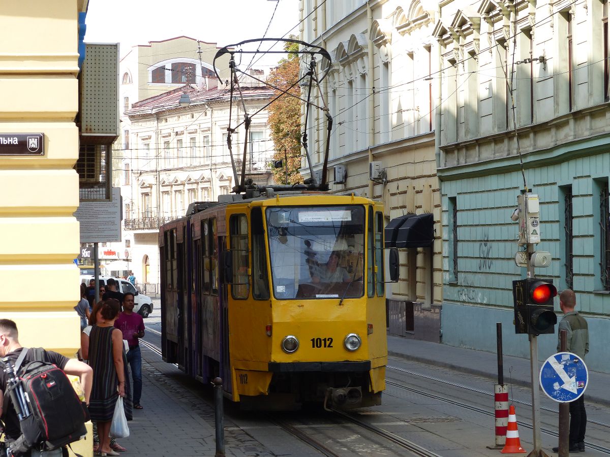 LKP (Львівське комунальне підприємство) LET (Lviv Elektro Trans) Strassenbahn 1012 Tatra KT4SU Baujahr 1981. Beryndy Strasse, Lviv, Ukraine 29-08-2019.

LKP (Львівське комунальне підприємство) LET (Lviv Elektro Trans) tram 1012 Tatra KT4SU bouwjaar 1981. Beryndy straat, Lviv, Oekrane 29-08-2019.