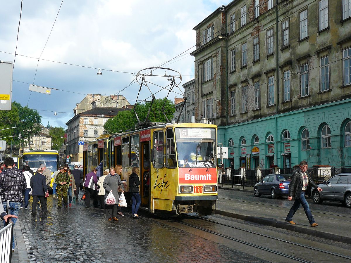 LKP (Львівське комунальне підприємство) Lviv ElektroTrans TW 1166 Torhovastrasse, Lviv, Ukraine 16-05-2014.

LKP (Львівське комунальне підприємство) Lviv ElektroTrans tram 1166 Vul. Torhova, Lviv, Oekrane 16-05-2014.