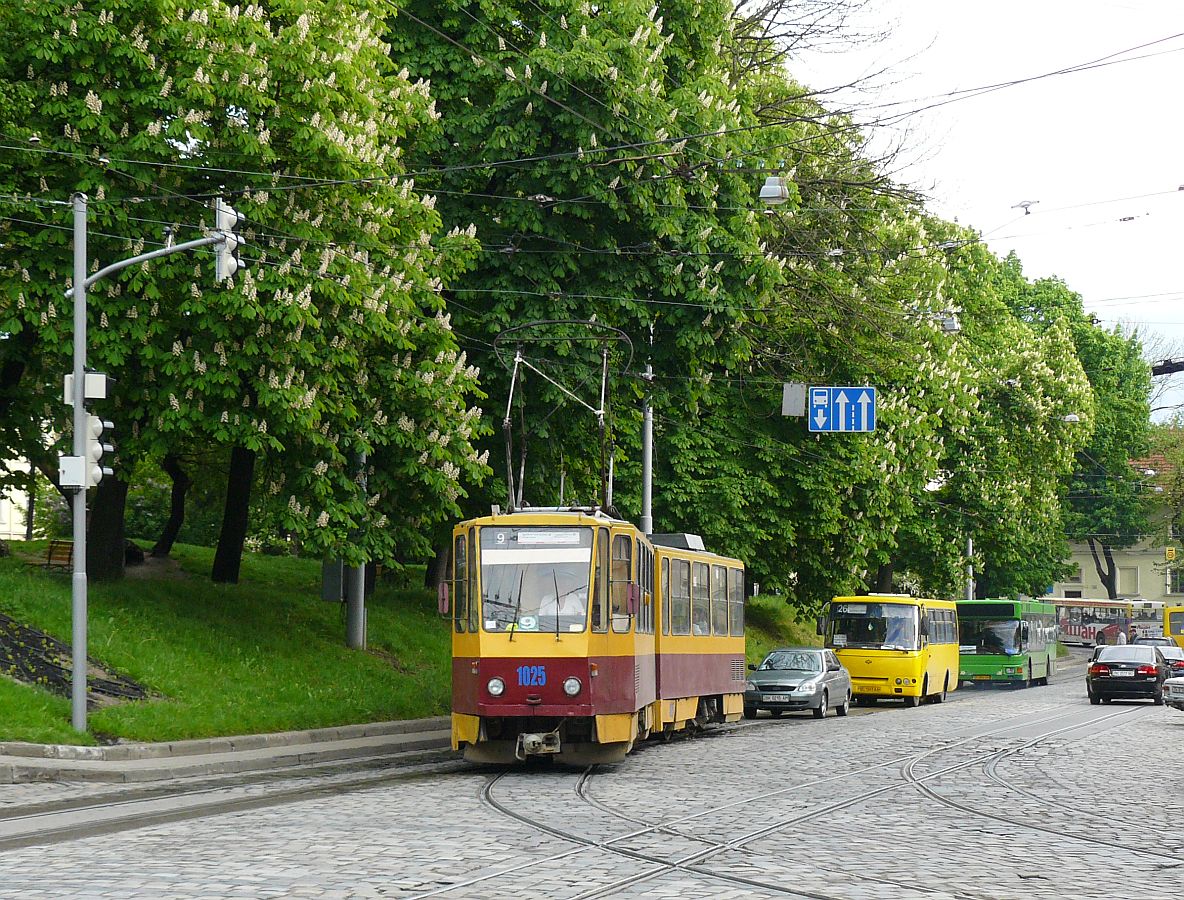 LKP (Львівське комунальне підприємство) Lviv ElektroTrans TW 1025 Pidvalnastrasse Lviv, Ukraine 04-05-2014.

LKP (Львівське комунальне підприємство) Lviv ElektroTrans tram 1025 Vul. Pidvalna Lviv, Oekrane 04-05-2014.