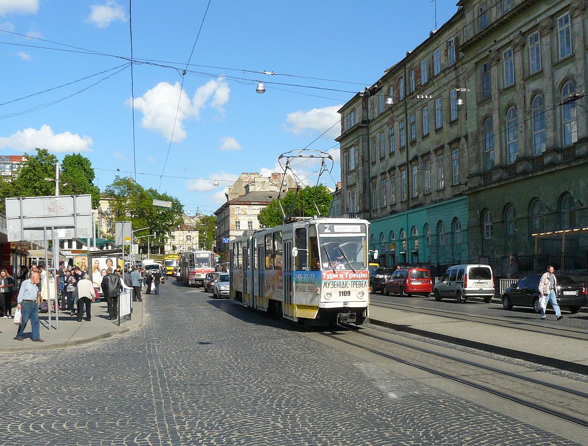 LKP (Львівське комунальне підприємство) Lviv ElektroTrans TW 1109 Torhovastrasse, Lviv, Ukraine 13-05-2014.

LKP (Львівське комунальне підприємство) Lviv ElektroTrans tram 1109 met daar achter tram 1169. Torhovastraat, Lviv, Oekrane 13-05-2014.