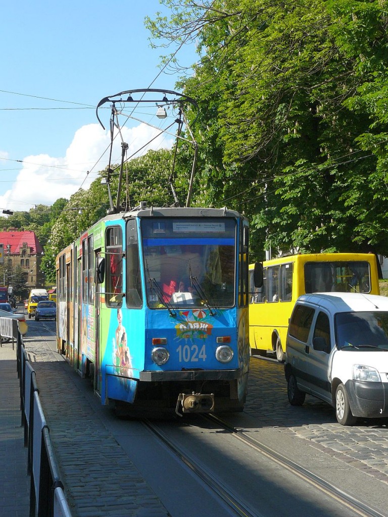 LKP (Львівське комунальне підприємство) Lviv ElektroTrans TW 1024 Pidvalnastrasse, Lviv, Ukraine 13-05-2014.

LKP (Львівське комунальне підприємство) Lviv ElektroTrans tram 1024 Pidvalnastraat, Lviv, Oekrane 13-05-2014.