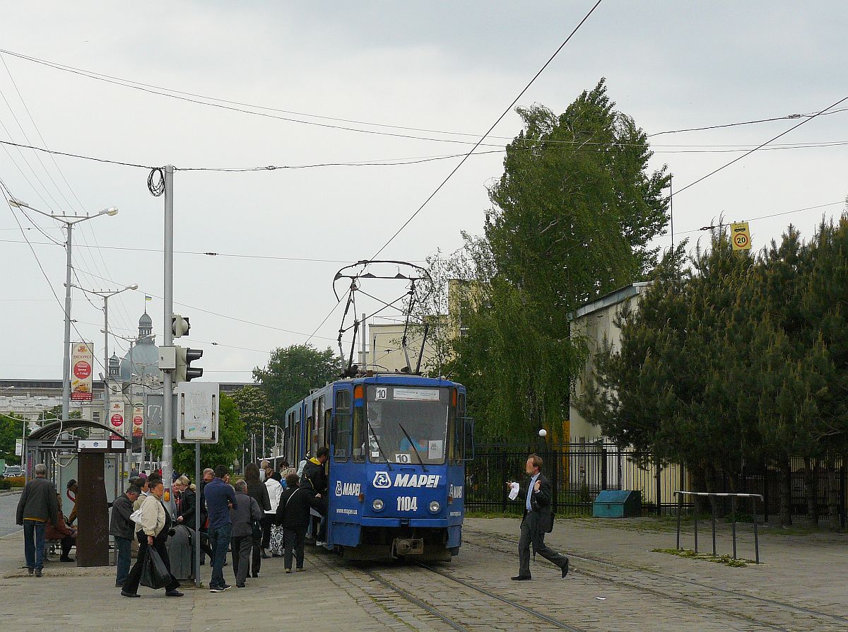 LKP (Львівське комунальне підприємство) Lviv ElektroTrans TW 1104 bei Haltestelle  Prymiskyi vokzal, Chernivetskastrasse Lviv, Ukraine 08-05-2014.

LKP (Львівське комунальне підприємство) Lviv ElektroTrans tram 1104 tramhalte Prymiskyi vokzal, Chernivetskastraat Lviv, Oekrane 08-05-2014.