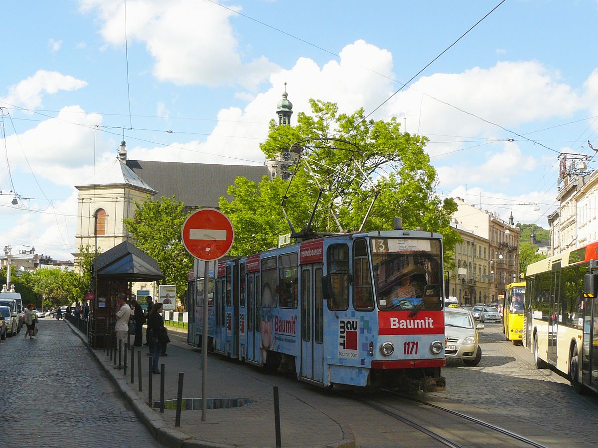 LKP (Львівське комунальне підприємство) Lviv ElektroTranTW 1171. Sobornaplatz, Lviv, Ukraine 13-05-2014.

LKP (Львівське комунальне підприємство) Lviv ElektroTrans tram 1171. Sobornaplein, Lviv, Oekrane 13-05-2014.