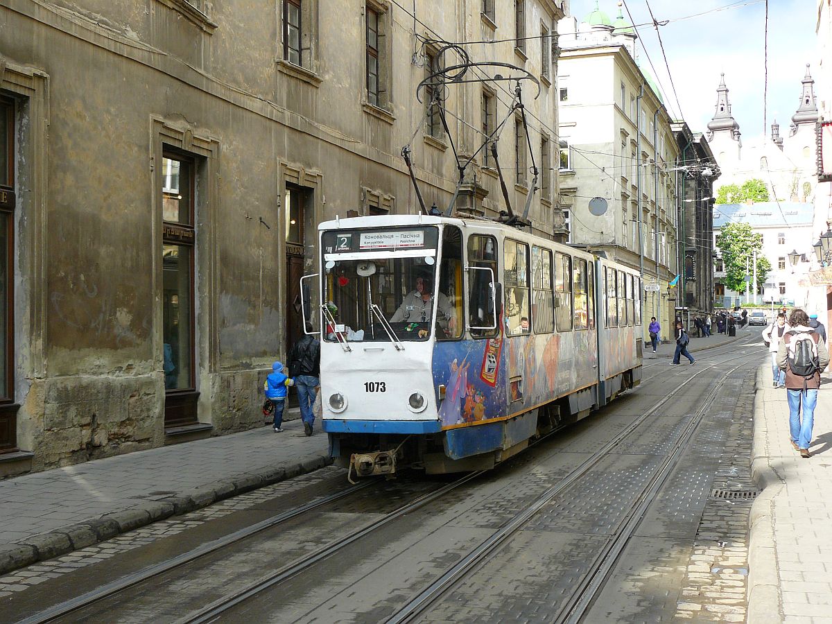 LKP (Львівське комунальне підприємство) Lviv Elektro Trans TW 1073 Tatra KT4SU Baujahr 1985. Ruskastrasse, Lviv 04-05-2014.

LKP (Львівське комунальне підприємство) Lviv Elektro Trans tram 1073 Tatra KT4SU bouwjaar 1985. Vul. Ruska, Lviv 04-05-2014.