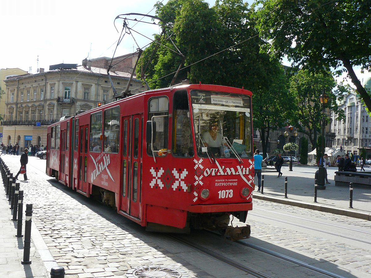 LKP (Львівське комунальне підприємство) Lviv Elektro Trans TW 1073 Tatra KT4SU Baujahr 1985. Prospekt Svobody in Lviv, Ukraine 28-05-2015.

LKP (Львівське комунальне підприємство) Lviv Elektro Trans tram 1073 Tatra KT4SU bouwjaar 1985. Prospekt Svobody in Lviv, Oekrane 28-05-2015.