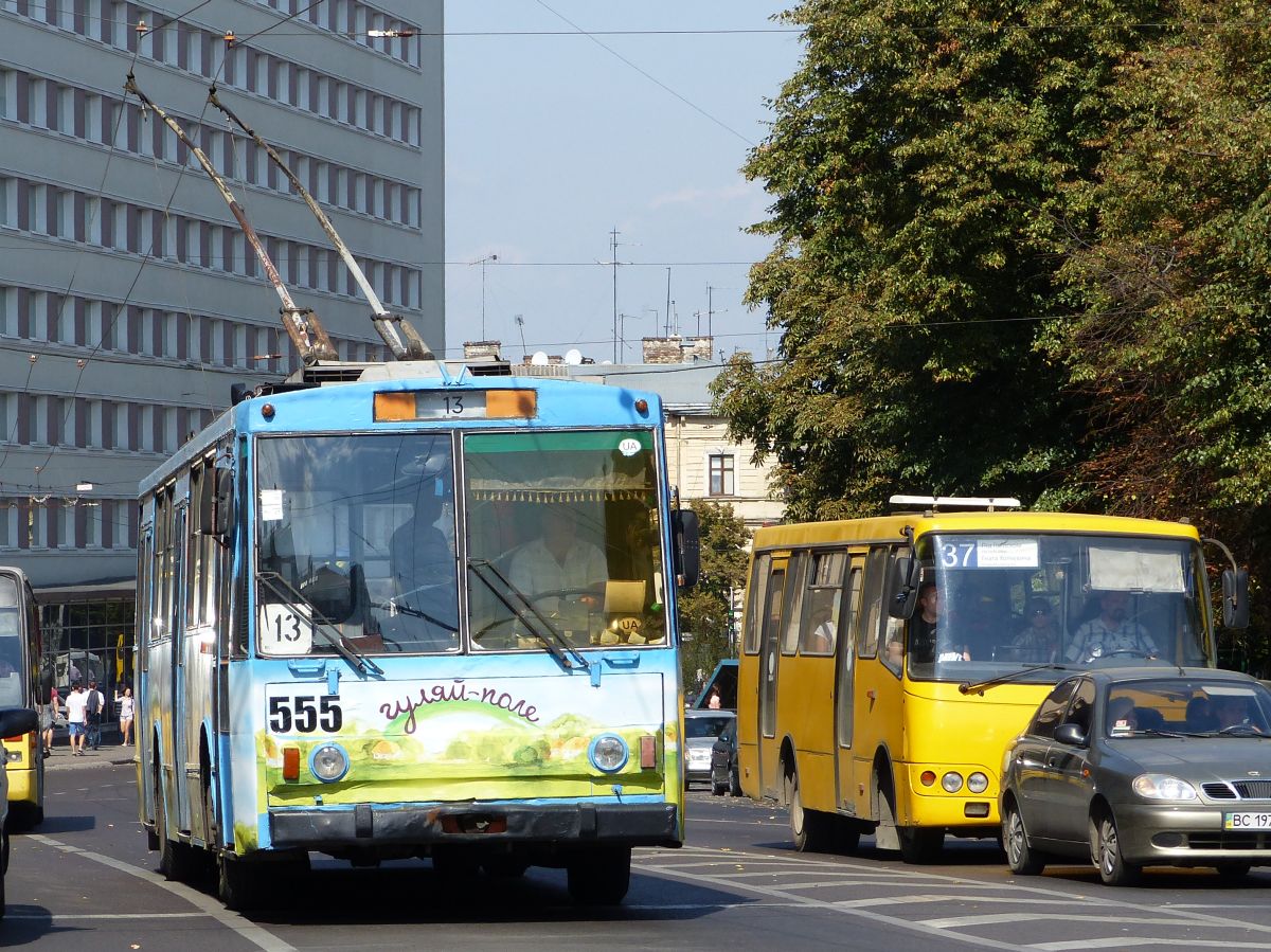 LKP (Львівське комунальне підприємство) Lviv Elektro Trans O-Bus 555 koda 14Tr11/6 Baujahr 1989. Prospekt Vyacheslava Chernovola, Lviv, Ukraine 04-09-2016.


LKP (Львівське комунальне підприємство) Lviv Elektro Trans trolleybus 555 koda 14Tr11/6 bouwjaar 1989. Prospekt Vyacheslava Chernovola, Lviv, Oekrane 04-09-2016.