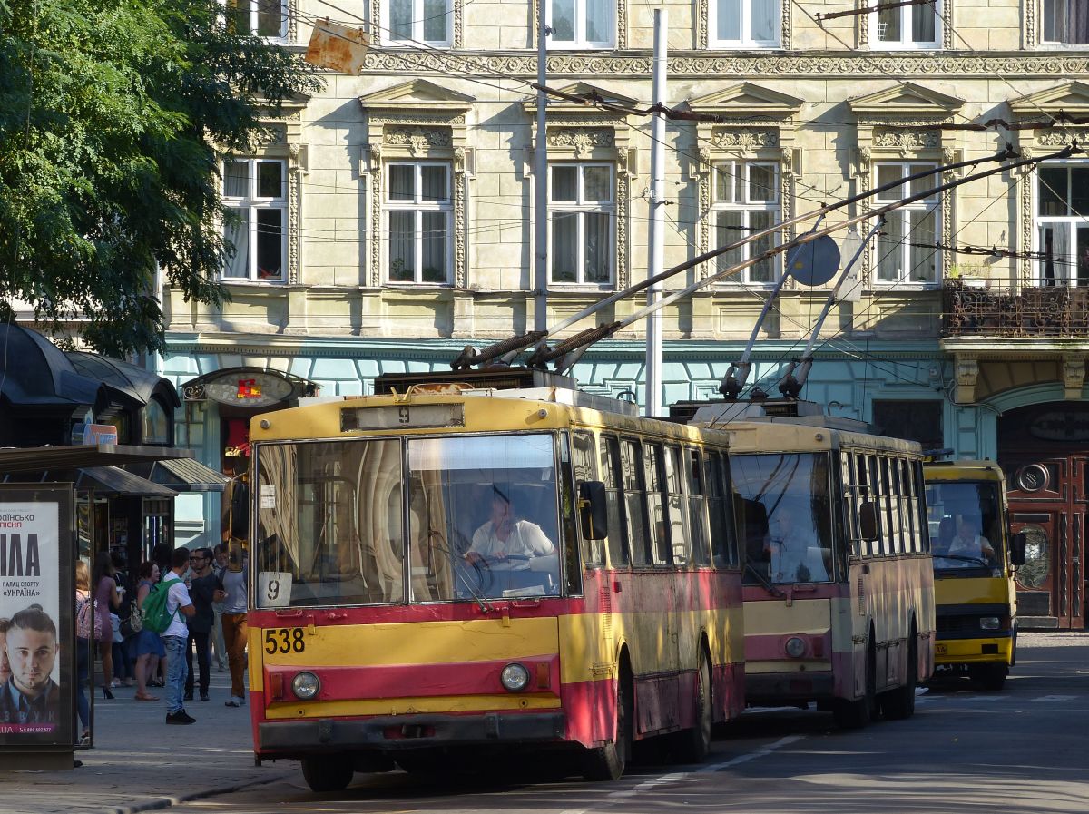 LKP (Львівське комунальне підприємство) Lviv Elektro Trans O-Bus nummer 538 koda 14Tr02/6 Baujahr 1988. Universitetska straat, Lviv, Ukraine 08-09-2016.


LKP (Львівське комунальне підприємство) Lviv Elektro Trans trolleybus nummer 538 koda 14Tr02/6 bouwjaar 1988 met daarachter nog trolleybus 544. Universitetska straat, Lviv 08-09-2016.