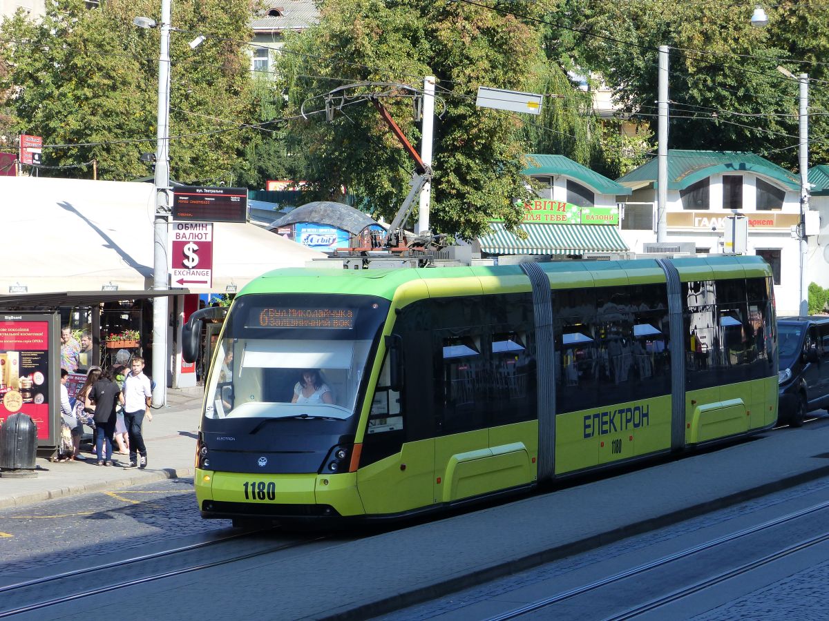 LKP (Львівське комунальне підприємство) Lviv Elektro Trans TW 1180 Elektron T3L44 Baujahr 2014. Torhova straat Lviv, Oekrane 08-09-2016. 

LKP (Львівське комунальне підприємство) Lviv Elektro Trans tram 1180 Elektron T3L44 bouwjaar 2014. Torhova Strasse Lviv, Ukraine 08-09-2016.