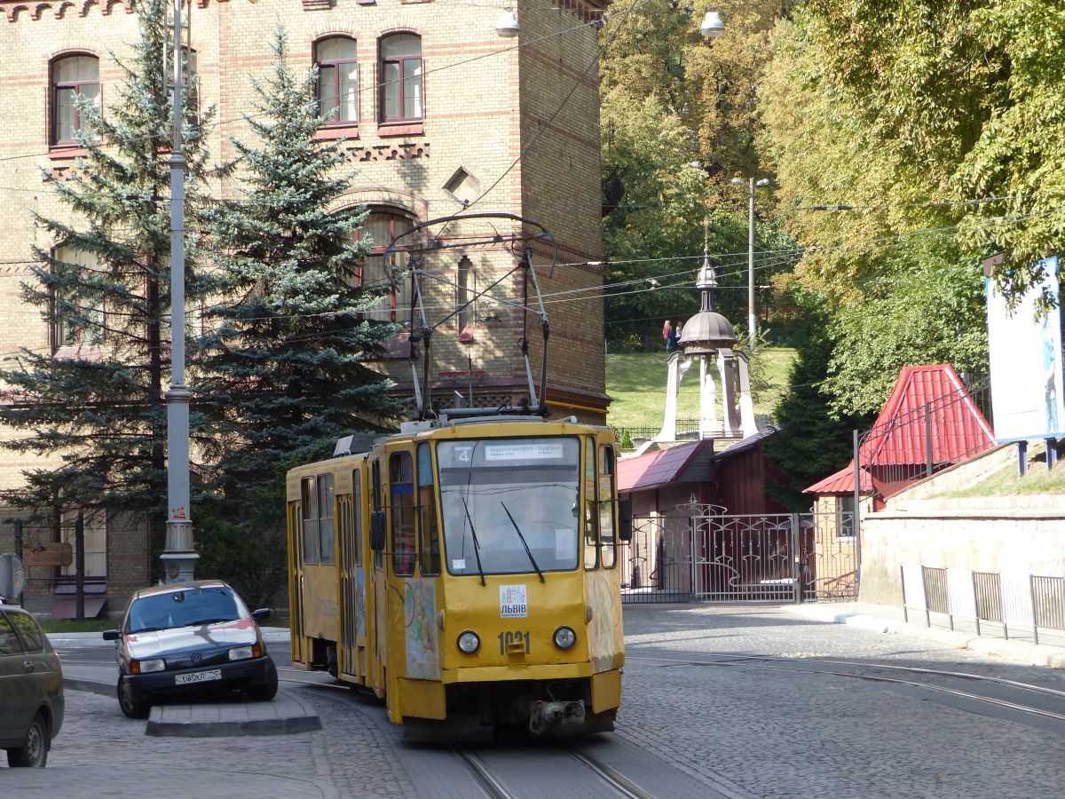 LKP (Львівське комунальне підприємство) Lviv Elektro Trans TW 1031 Tatra KT4SU Baujahr 1982. Pidvalna Strasse, Lviv (Lemberg), Ukraine 30-08-2016.


LKP (Львівське комунальне підприємство) Lviv Elektro Trans tram 1031 Tatra KT4SU bouwjaar 1982. Pidvalna straat, Lviv, Oekrane 30-08-2016.