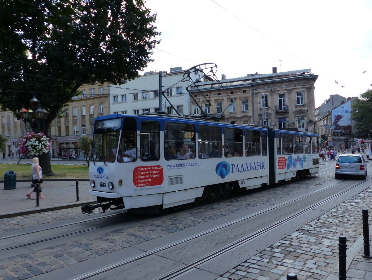 LKP (Львівське комунальне підприємство) Lviv Elektro Trans TW 1073 Tatra KT4SU Baujahr 1985. Prospekt Svobody, Lviv (Lemberg), Ukraine 04-09-2016.

LKP (Львівське комунальне підприємство) Lviv Elektro Trans tram 1073 Tatra KT4SU bouwjaar 1985. Prospekt Svobody, Lviv, Oekrane 04-09-2016.