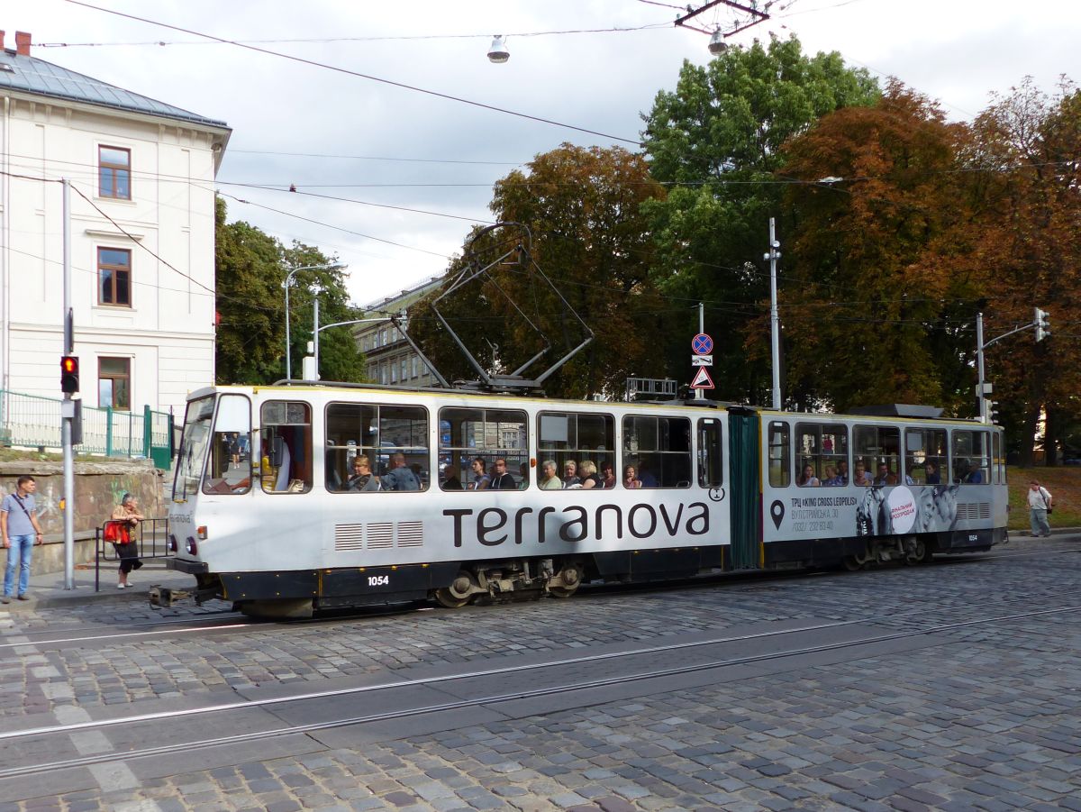 LKP (Львівське комунальне підприємство) Lviv Elektro Trans TW 1054 Tatra KT4SU Baujahr 1984. Pidvalna Strasse, Lviv, Ukraine 30-08-2016.

LKP (Львівське комунальне підприємство) Lviv Elektro Trans tram 1054 Tatra KT4SU bouwjaar 1984. Pidvalna straat, Lviv, Oekrane 30-08-2016.