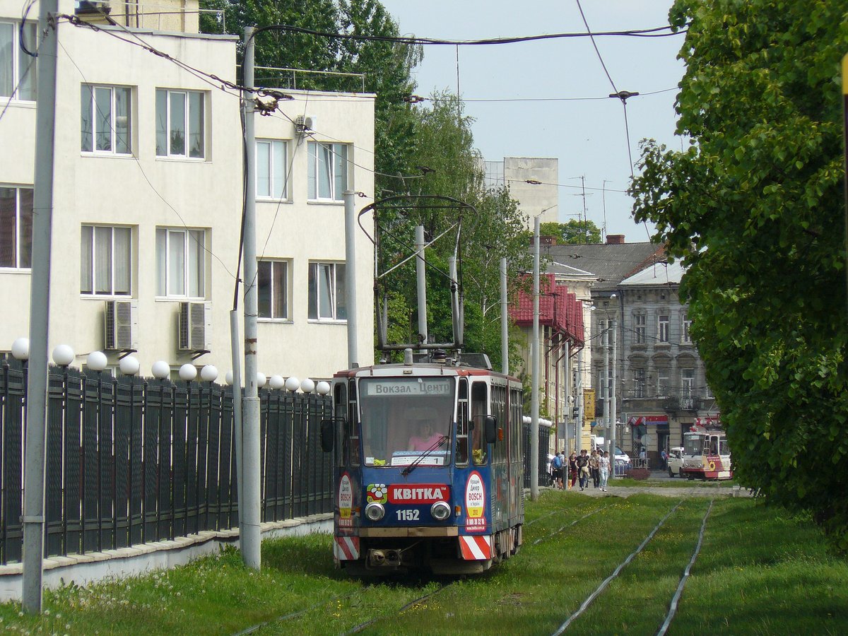 LKP (Львівське комунальне підприємство) Lviv Elektro Trans TW 1152 Tatra KT4D ex-EVAG Erfurt Baujahr 1981. Chernivetska Strasse. Lviv, Ukraine 20-05-2015.

LKP (Львівське комунальне підприємство) Lviv Elektro Trans tram 1152 Tatra KT4D ex-EVAG Erfurt bouwjaar 1981. Chernivetska straat bij het centraal station. Lviv, Oekrane 20-05-2015.