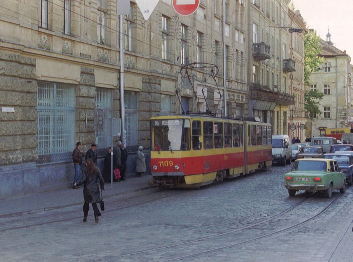 LKP LET Strassenbahn 1109 Tatra KT4SU Baujahr 1987. Ruska Strasse, Lviv 10-10-2003.

LKP LET tram 1109 Tatra KT4SU bouwjaar 1987. Ruska straat, Lviv 10-10-2003.