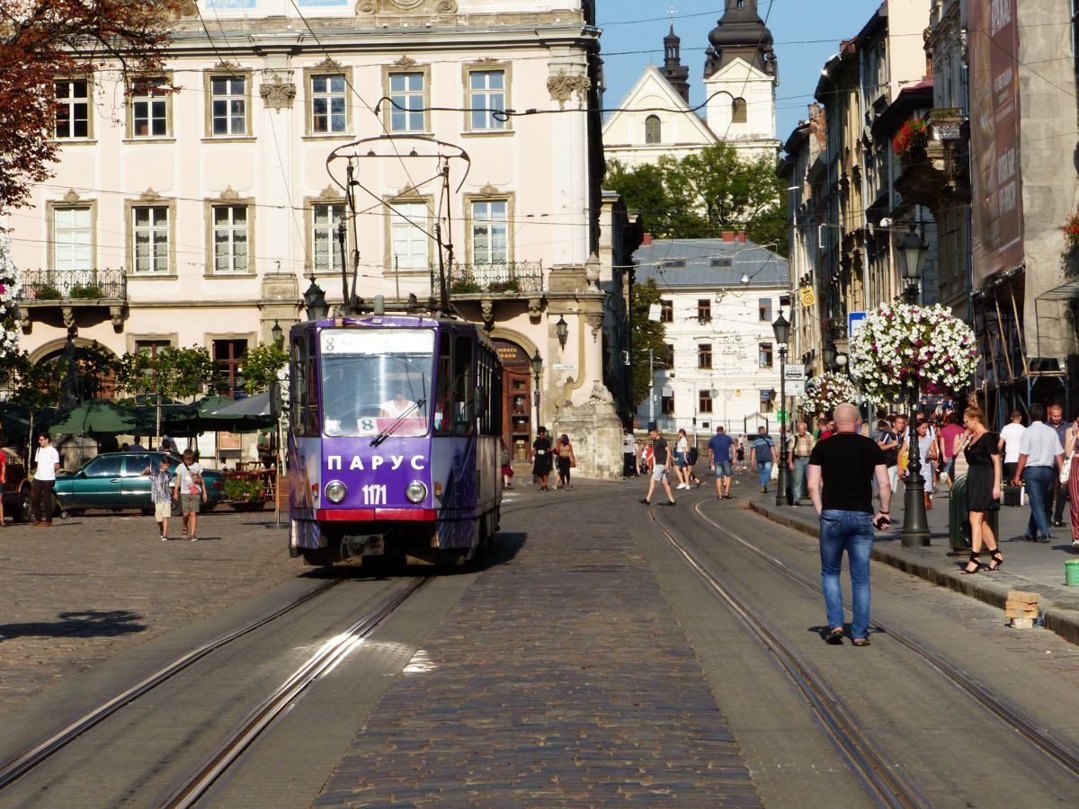 LKP LET Strassenbahn 1171 Tatra KT4D Baujahr 1981. Ex-472 EVAG aus Erfurt, Deutschland. Rynok Platz Lviv, Ukraine 27-08-2019.

LKP LET tram 1171 Tatra KT4D bouwjaar 1981 ex-472 van EVAG uit Erfurt, Duitsland. Rynok plein Lviv, Oekrane 27-08-2019.