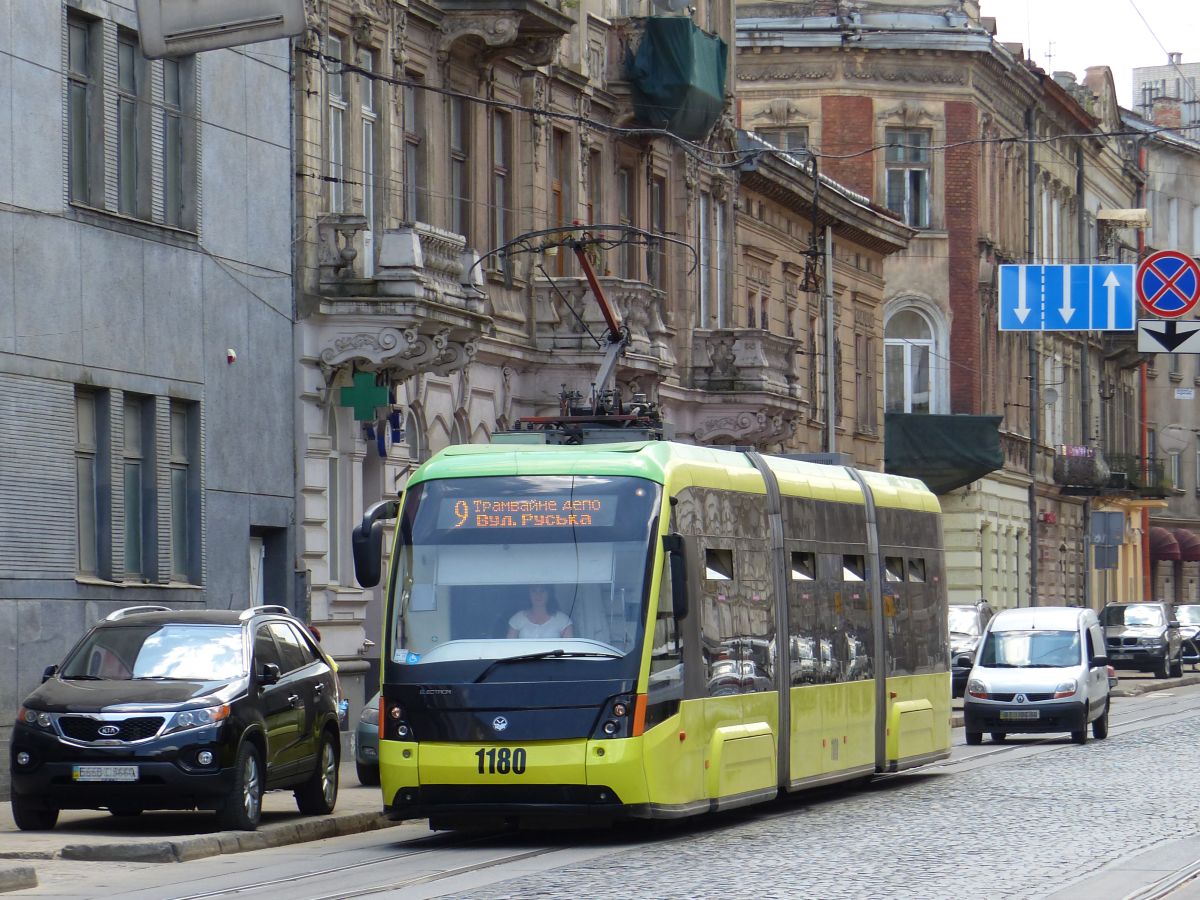 LKP LET TW 1006 Tatra KT4SU Baujahr 1981. Ivana Franka Strasse, Lviv 31-05-2018.

LKP LET tram 1006 Tatra KT4SU bouwjaar 1981. Ivana Franka straat, Lviv 31-05-2018.