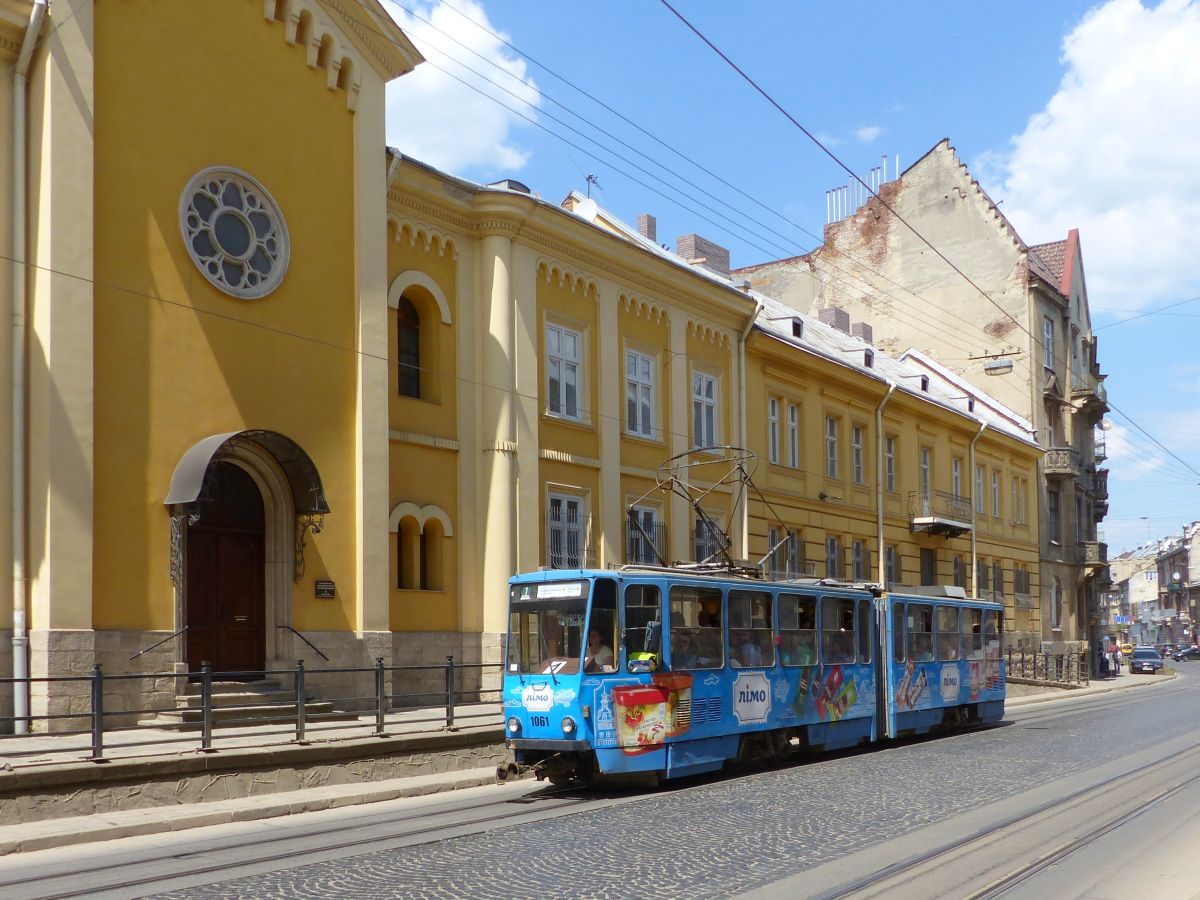 LKP LET TW 1061 Tatra KT4SU Baujahr 1984. Ivana Franka Strasse, Lviv 31-05-2018.

LKP LET tram 1061 Tatra KT4SU bouwjaar 1984. Ivana Franka straat, Lviv 31-05-2018.