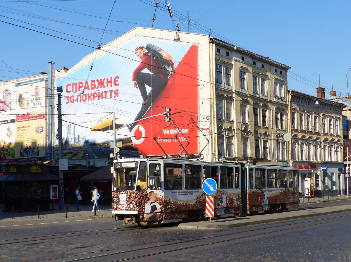 LKP LET TW 1075 Tatra KT4SU Baujahr 1985. Torhova Platz, Lviv 08-09-2016.

LKP LET tram 1075 Tatra KT4SU bouwjaar 1985.  Torhova plein, Lviv 08-09-2016.