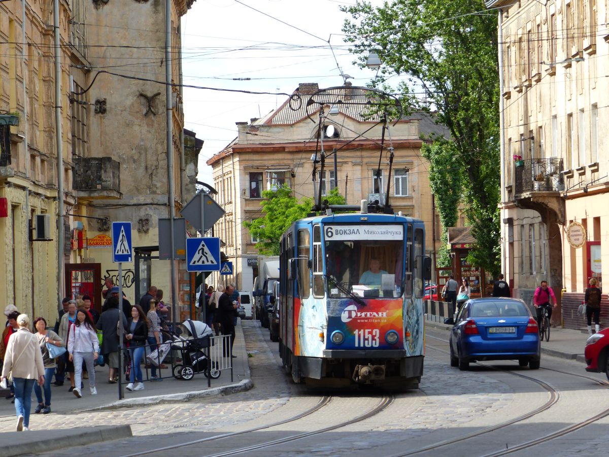 LKP LET TW 1153 Tatra KT4D ex-EVAG Erfurt Baujahr 1986. Staryi Rynok Platz Lviv, Ukraine 08-06-2017.

LKP LET tram 1153 Tatra KT4D ex-EVAG Erfurt bouwjaar 1986. Staryi Rynok plein Lviv, Oekrane 08-06-2017.