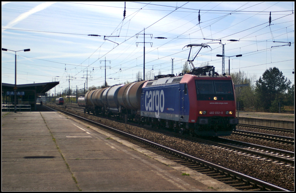 LOCON 482 038-7 in Berlin Schnefeld Flugfahen, 20.04.2015
<br><br>
Von SBB Cargo angemietet kam die fr LOCON Logistik & Consulting AG fahrende Lok mit vier Kesselwagen durch den Bahnhof gefahren (NVR-Nummer 91 85 4482 038-7 CH-SBBC)